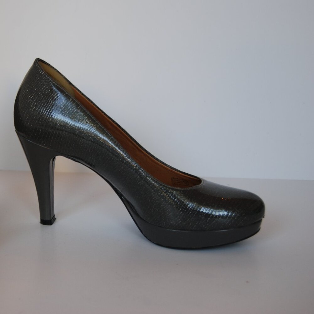 Amazing patent leather grey open-toe pump